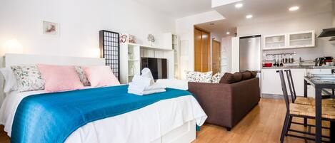 Iron/ironing board, free WiFi, bed sheets