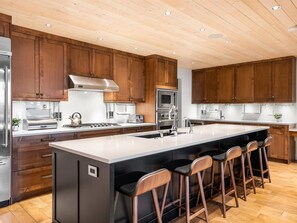 Fridge, microwave, oven, stovetop - Northern Lights Unit 42 (Whistler)