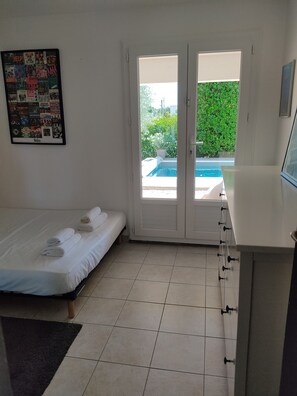 4 bedrooms, iron/ironing board, free WiFi, bed sheets - Calme et Détente en Provence! (LAMBESC)