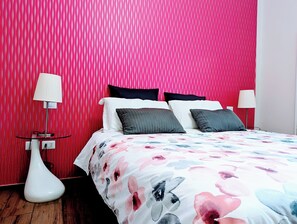 Chambre Deluxe double | Coffre-fort, bureau, accès au Wi-Fi (inclus), literie fournie