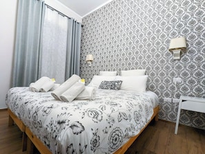 Kahden hengen deluxe-huone | Tallelokero huoneessa, työpöytä, ilmainen Wi-Fi, vuodevaatteet