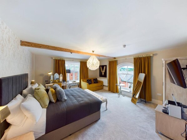 خزنة داخل الغرفة وتجهيزات عازلة للصوت ومكواة/لوح كي وواي فاي مجانًا