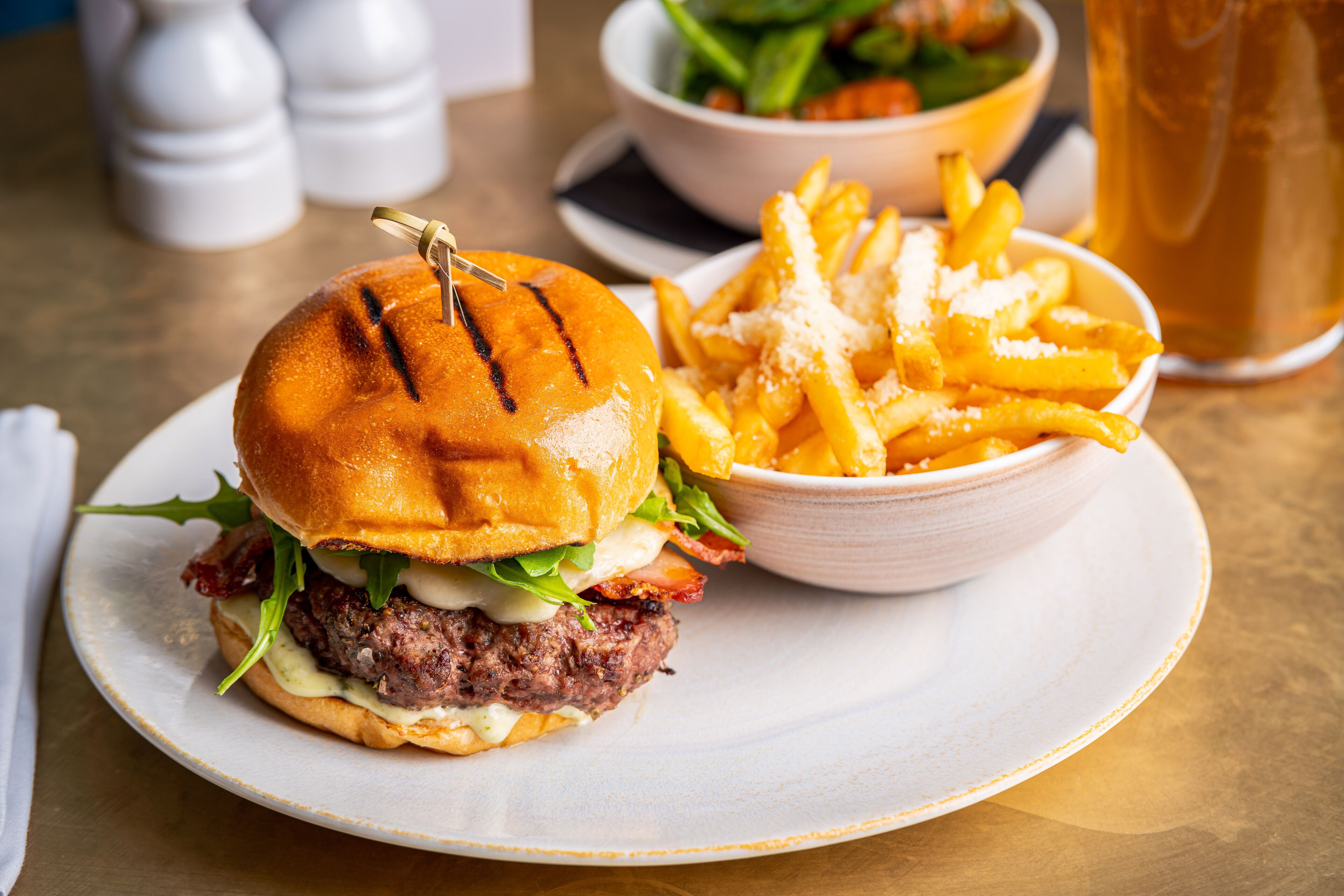 3 bars/lounges, cocktail bar, gastropub