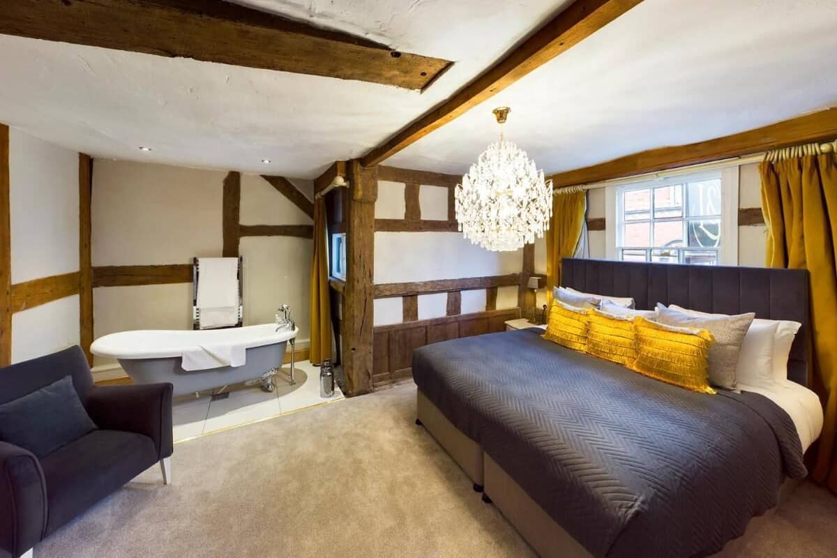 Signature Room | In-room safe, soundproofing, iron/ironing board, free WiFi