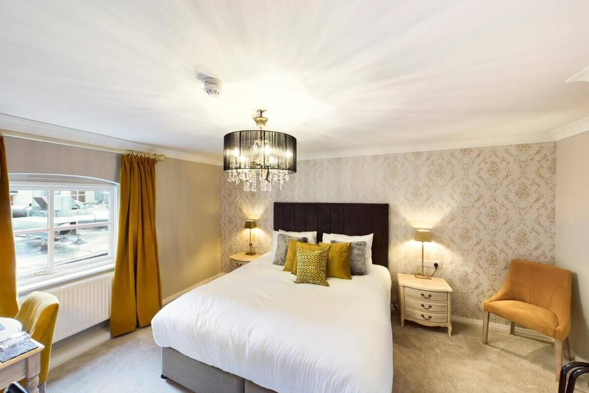 deluxe room | 1 bedroom, in-room safe, soundproofing, iron/ironing board