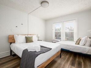 5 habitaciones, escritorio, tabla de planchar con plancha y wifi 