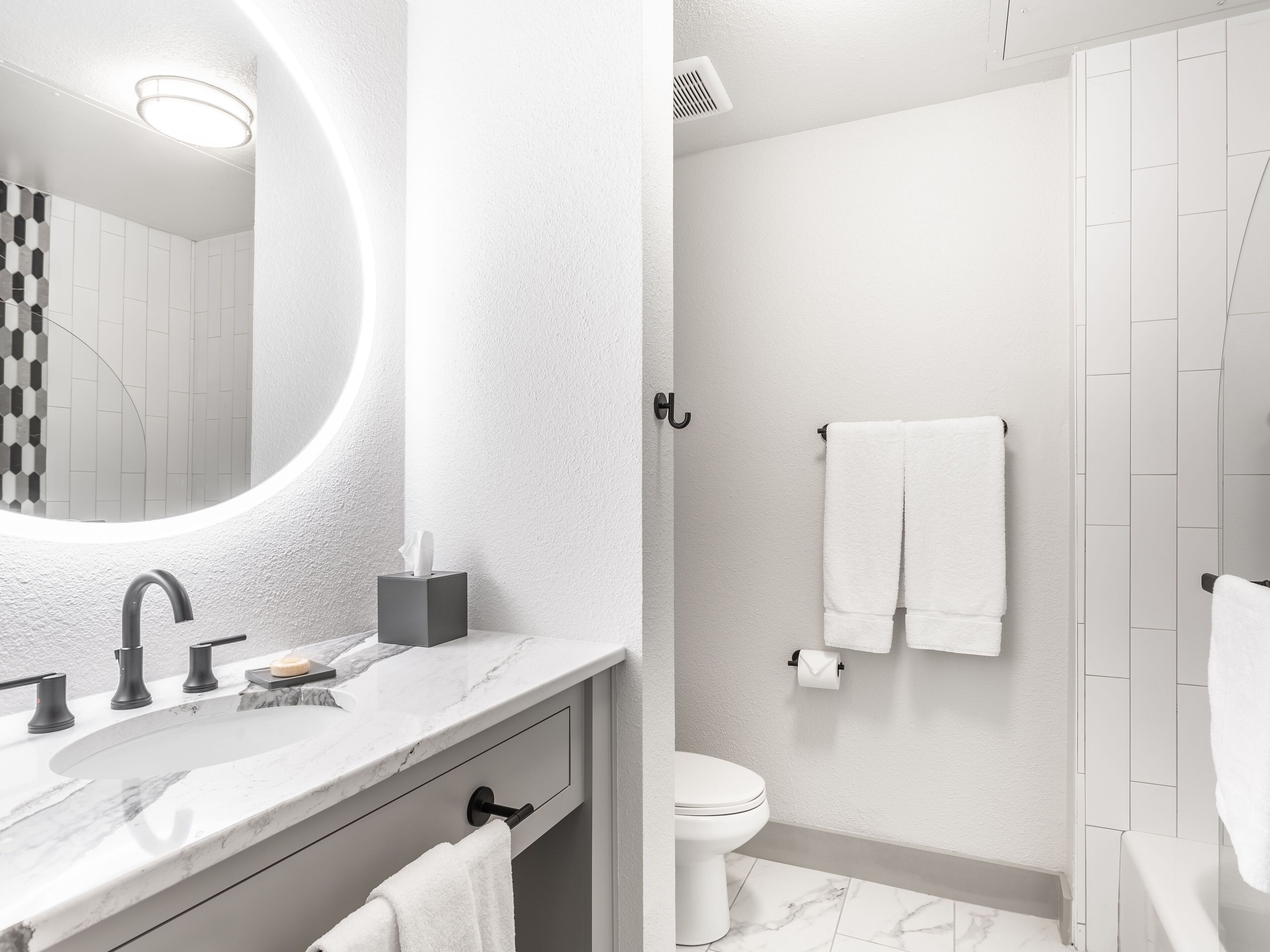 classic room | bathroom | combined shower/bathtub, rainfall showerhead, designer toiletries