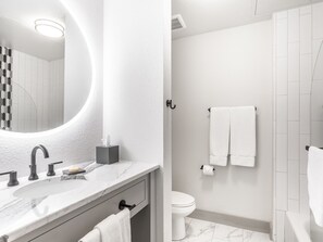 Classic Room | Bathroom | Combined shower/tub, rainfall showerhead, designer toiletries