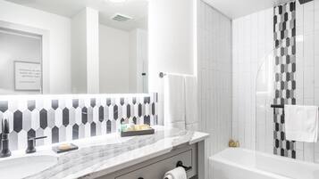 Combined shower/bathtub, rainfall showerhead, designer toiletries