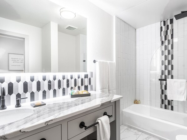 Combined shower/tub, rainfall showerhead, designer toiletries