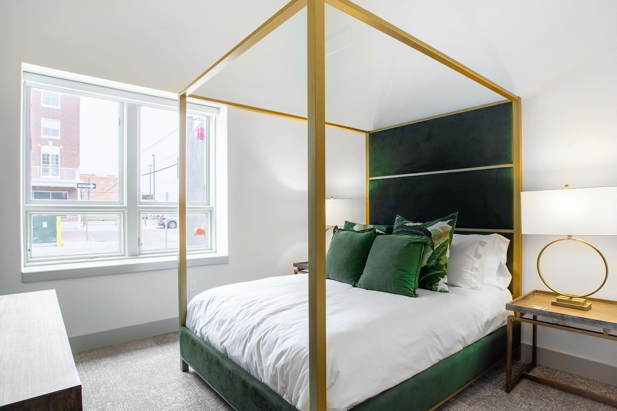 studio suite | iron/ironing board, free wifi, bed sheets