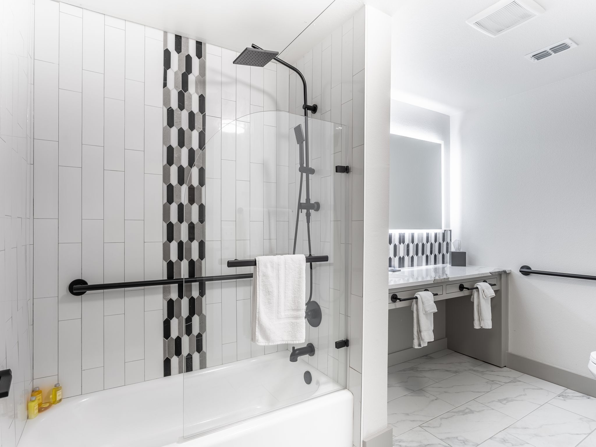 studio suite | bathroom | combined shower/bathtub, rainfall showerhead, designer toiletries