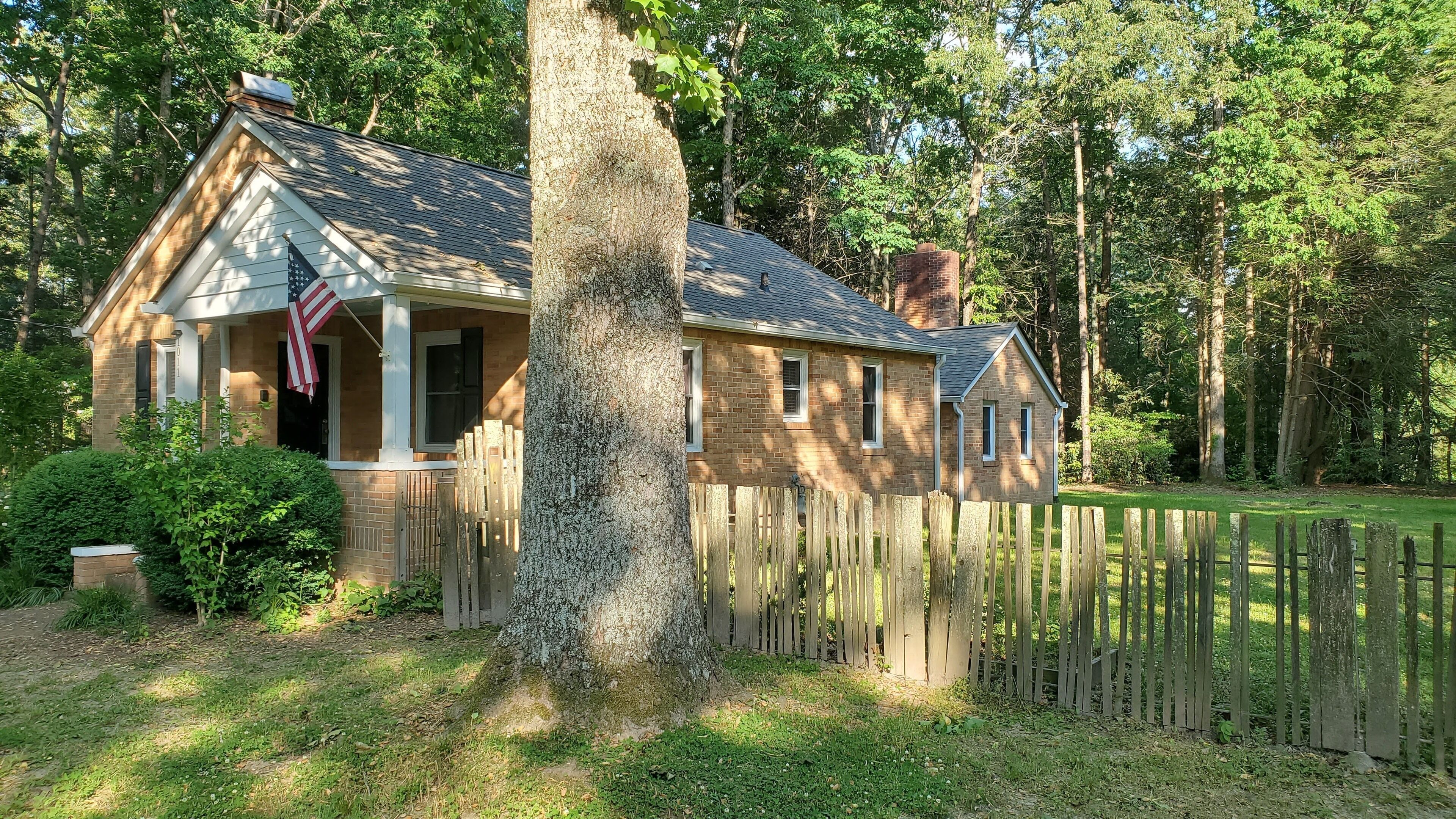 Discover the Huckleberry Cottage In Beautiful Hendersonville, NC 