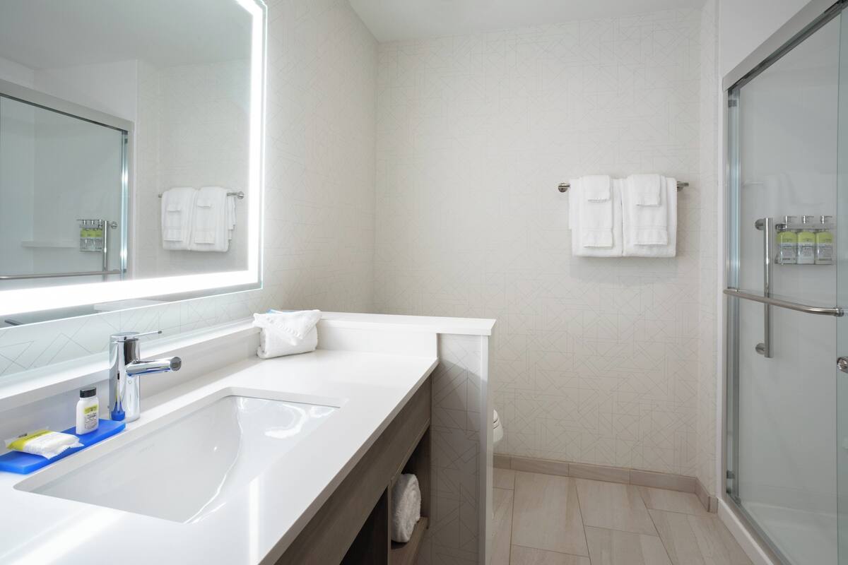 Combined shower/tub, hair dryer, towels, soap