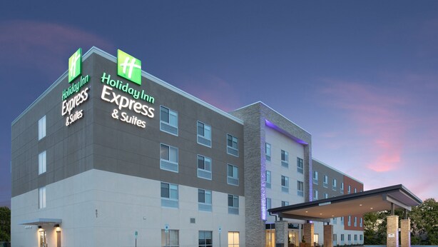 A Holiday Inn Express building with a modern design, featuring a large parking lot and a covered entrance. - Holiday Inn Express and Suites Burley by IHG (Heyburn)