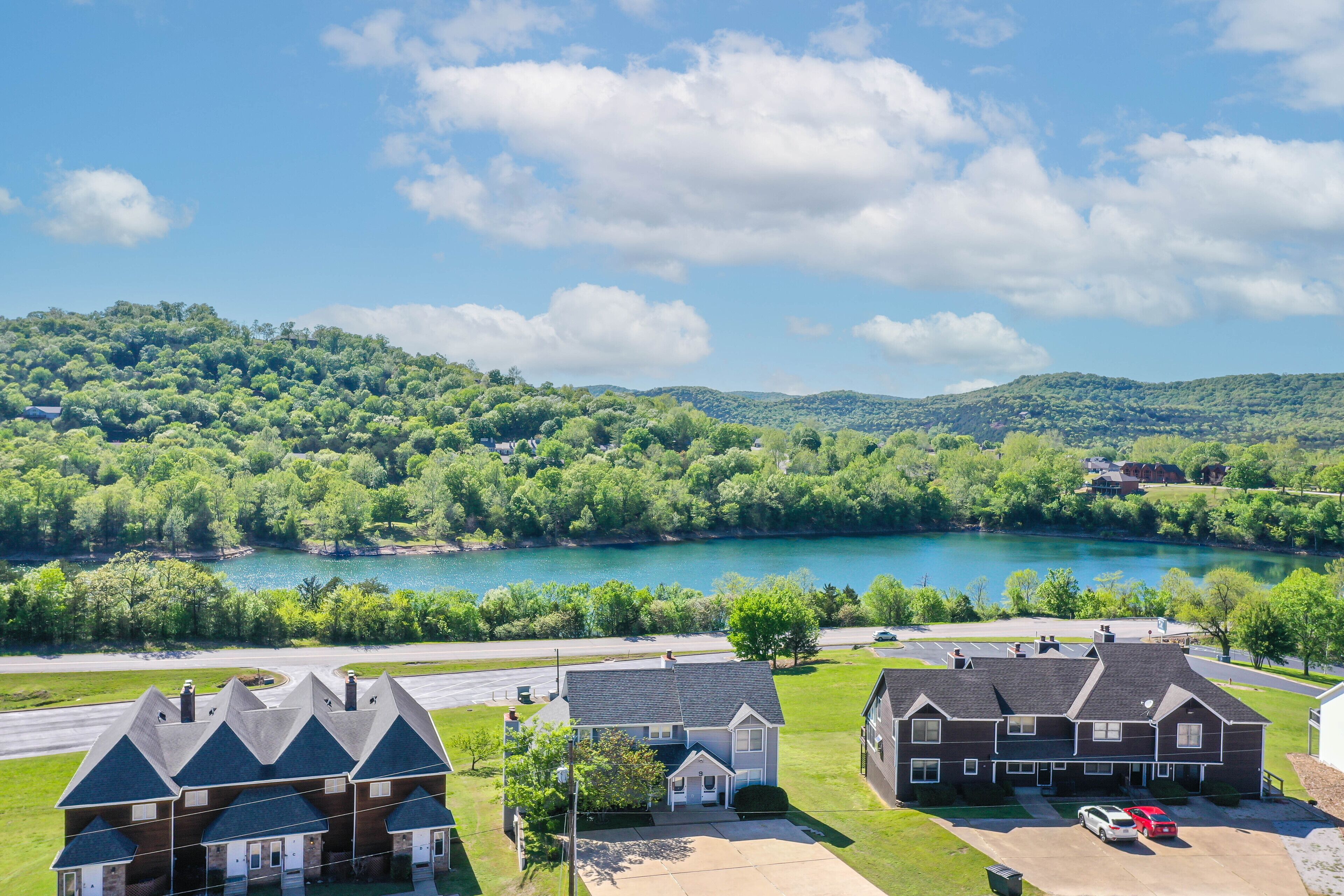 Sleep 12, walk to Table Rock and Marina. Tons of space inside and out.SuperHost!