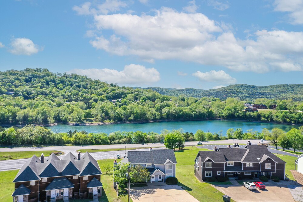 Sleep 12, walk to Table Rock and Marina. Tons of space inside and out.SuperHost!