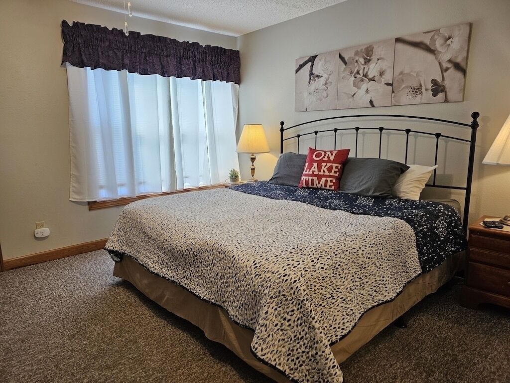 Sleep 12, walk to Table Rock and Marina. Tons of space inside and out.SuperHost!