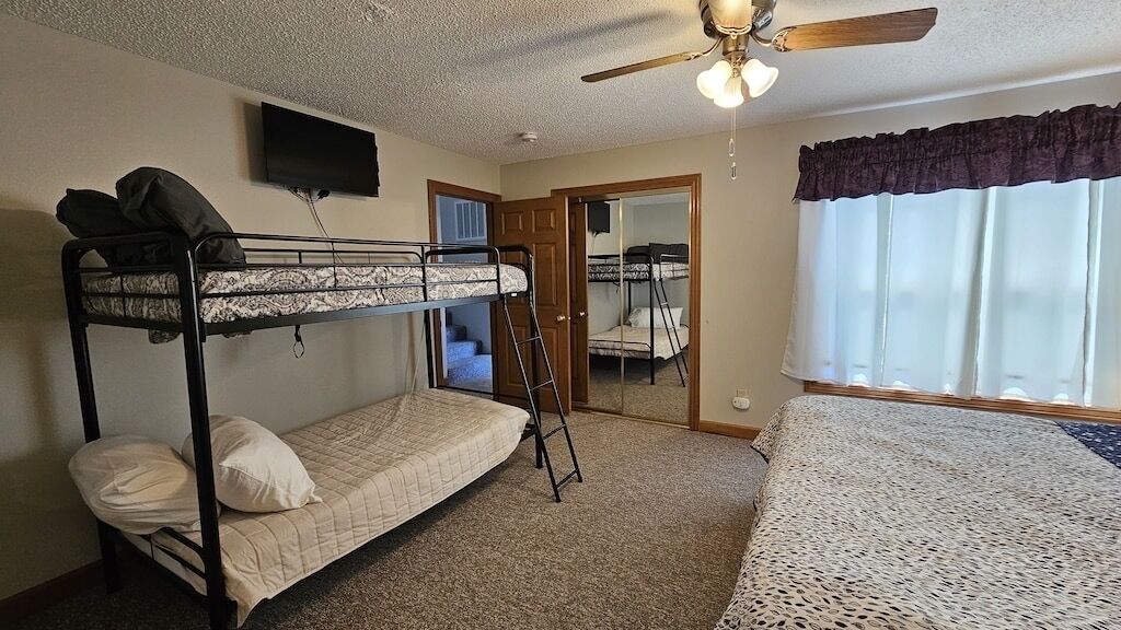 Sleep 12, walk to Table Rock and Marina. Tons of space inside and out.SuperHost!