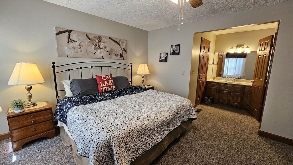 Sleep 12, walk to Table Rock and Marina. Tons of space inside and out.SuperHost!