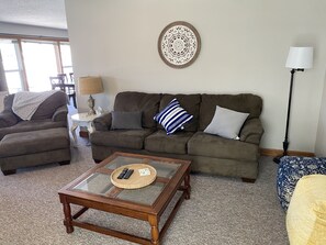 Smart-TV, Netflix, DVD-Player, Bücher