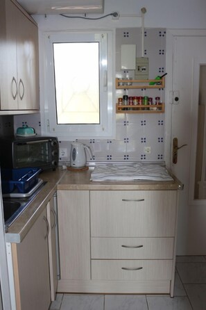 Réfrigérateur, micro-ondes, plaque de cuisson, cafetière/bouilloire