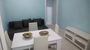 Interior - Sunny and Newly Renovated Apartment. Large Balcony (Barcelona)
