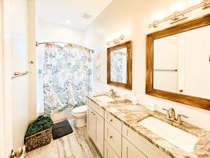 Combined shower/tub, eco-friendly toiletries, hair dryer, towels - Island Retreat Private Pool + Cart | Green Tortuga (Upper Captiva)