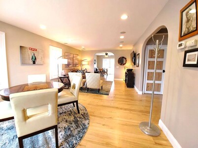 Historic Home *reWine Mission* Walk Downtown: Coffee, Shop, Dine, Wines, Brews