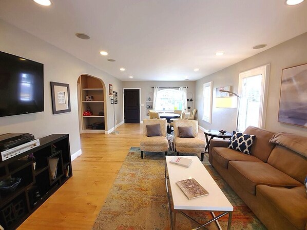 Smart TV, video games - Historic Home *reWine Mission* Walk Downtown: Coffee, Shop, Dine, Wines, Brews (Lompoc)