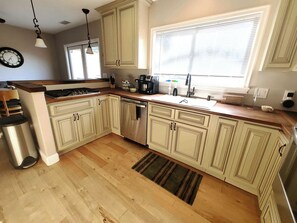 Fridge, microwave, oven, stovetop - Historic Home *reWine Mission* Walk Downtown: Coffee, Shop, Dine, Wines, Brews (Lompoc)