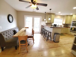 Dining - Historic Home *reWine Mission* Walk Downtown: Coffee, Shop, Dine, Wines, Brews (Lompoc)