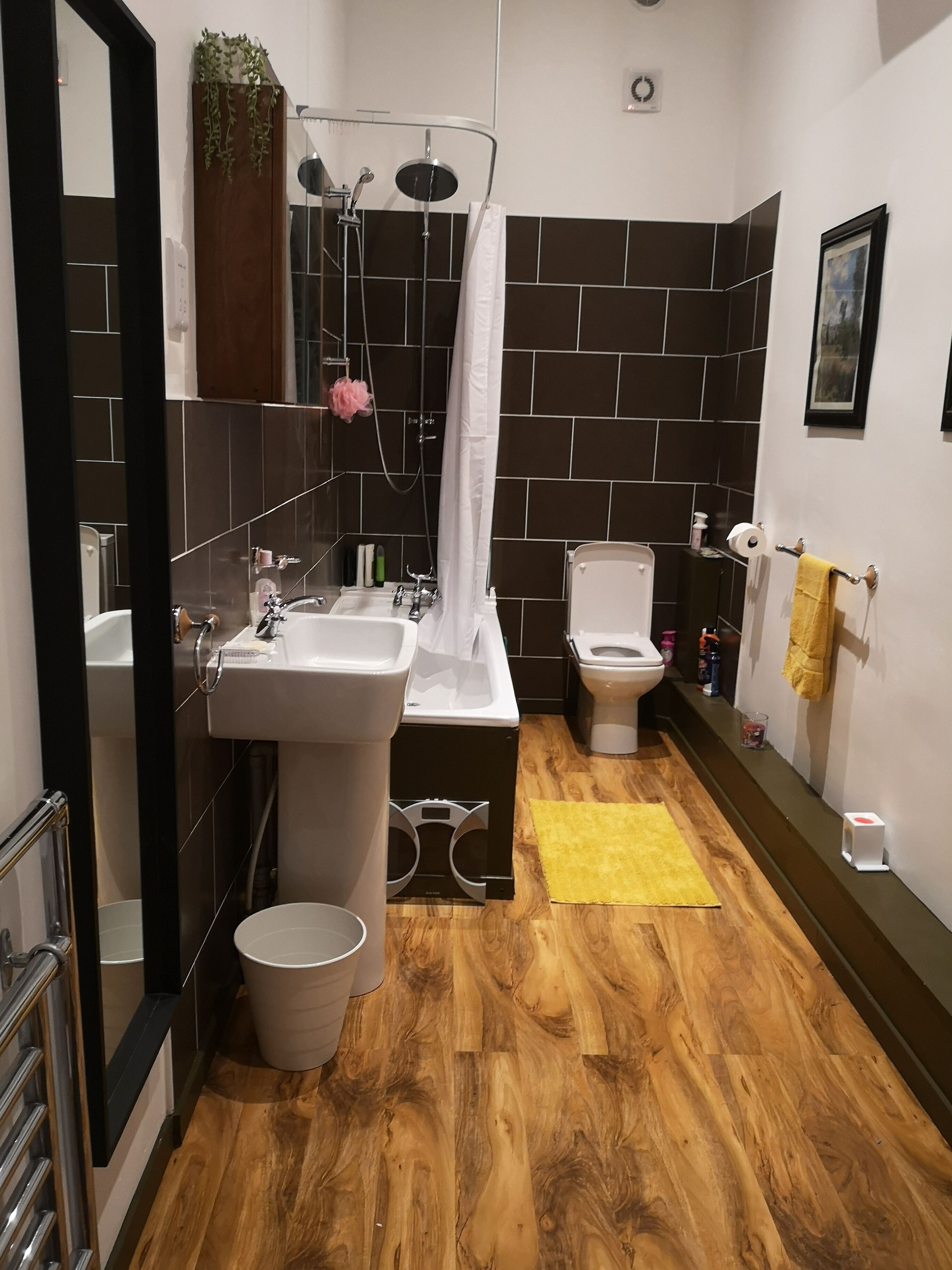Haartrockner, Handtücher, Seife, Toilettenpapier