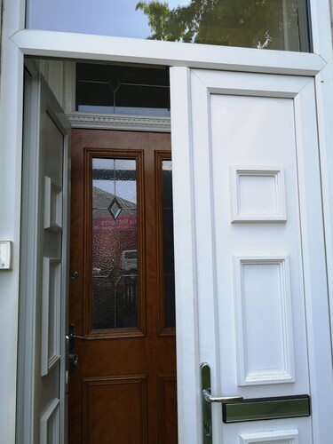 Beautiful Large 1 kingsized bed fully furnished apartment.