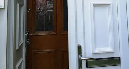 Beautiful Large 1 kingsized bed fully furnished apartment.