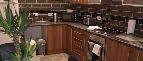 Refrigerador, microondas, horno y parrilla de estufa