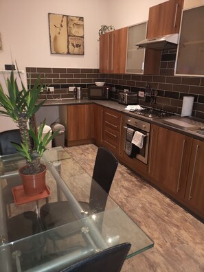 冰箱、微波炉、烤箱、炉灶