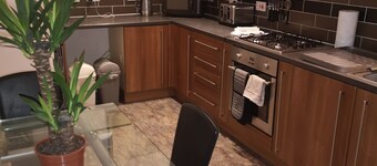 Beautiful Large 1 kingsized bed fully furnished apartment.