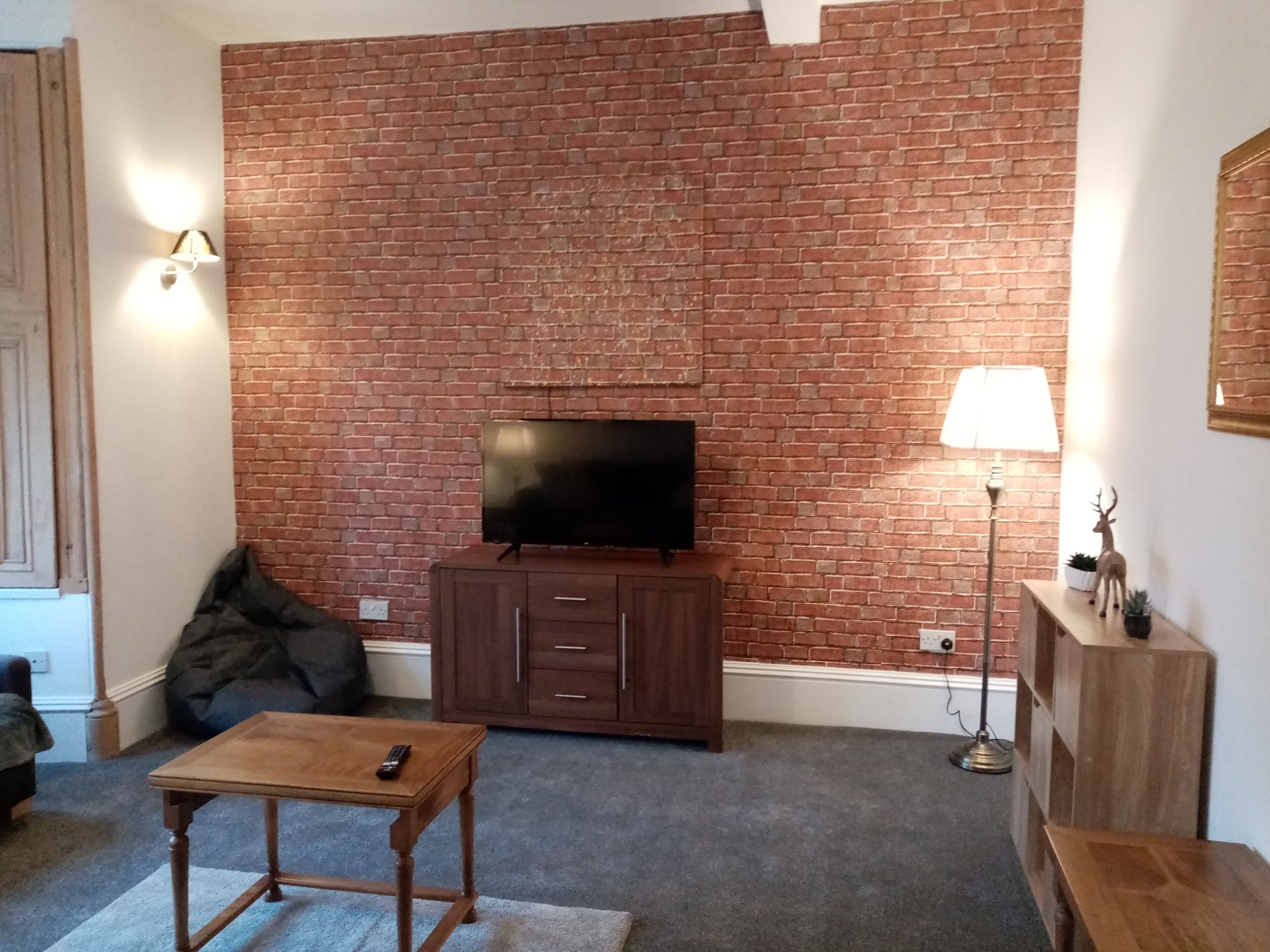 Beautiful Large 1 kingsized bed fully furnished apartment.