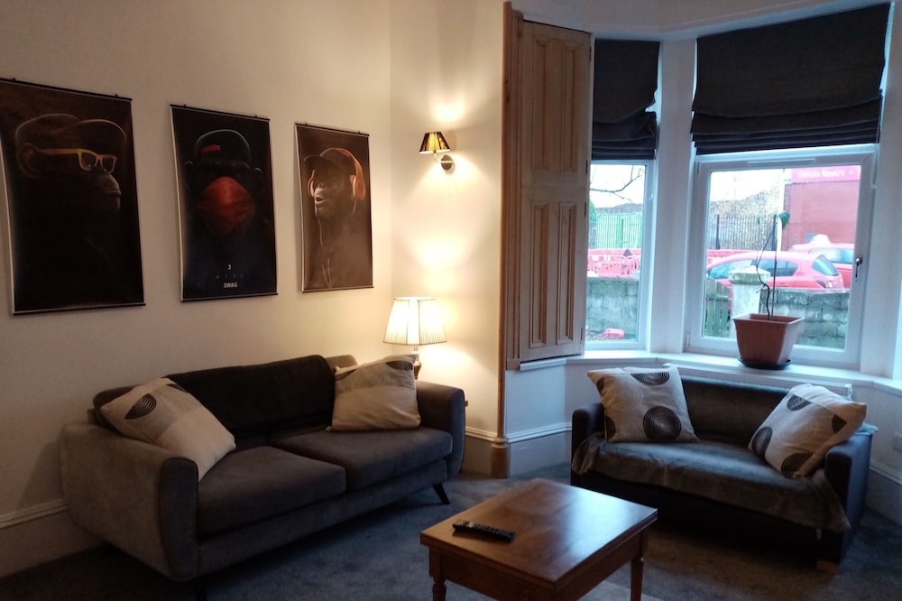 Beautiful Large 1 kingsized bed fully furnished apartment.