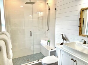 Kombinert dusj/badekar, hårføner, håndklær og såpe