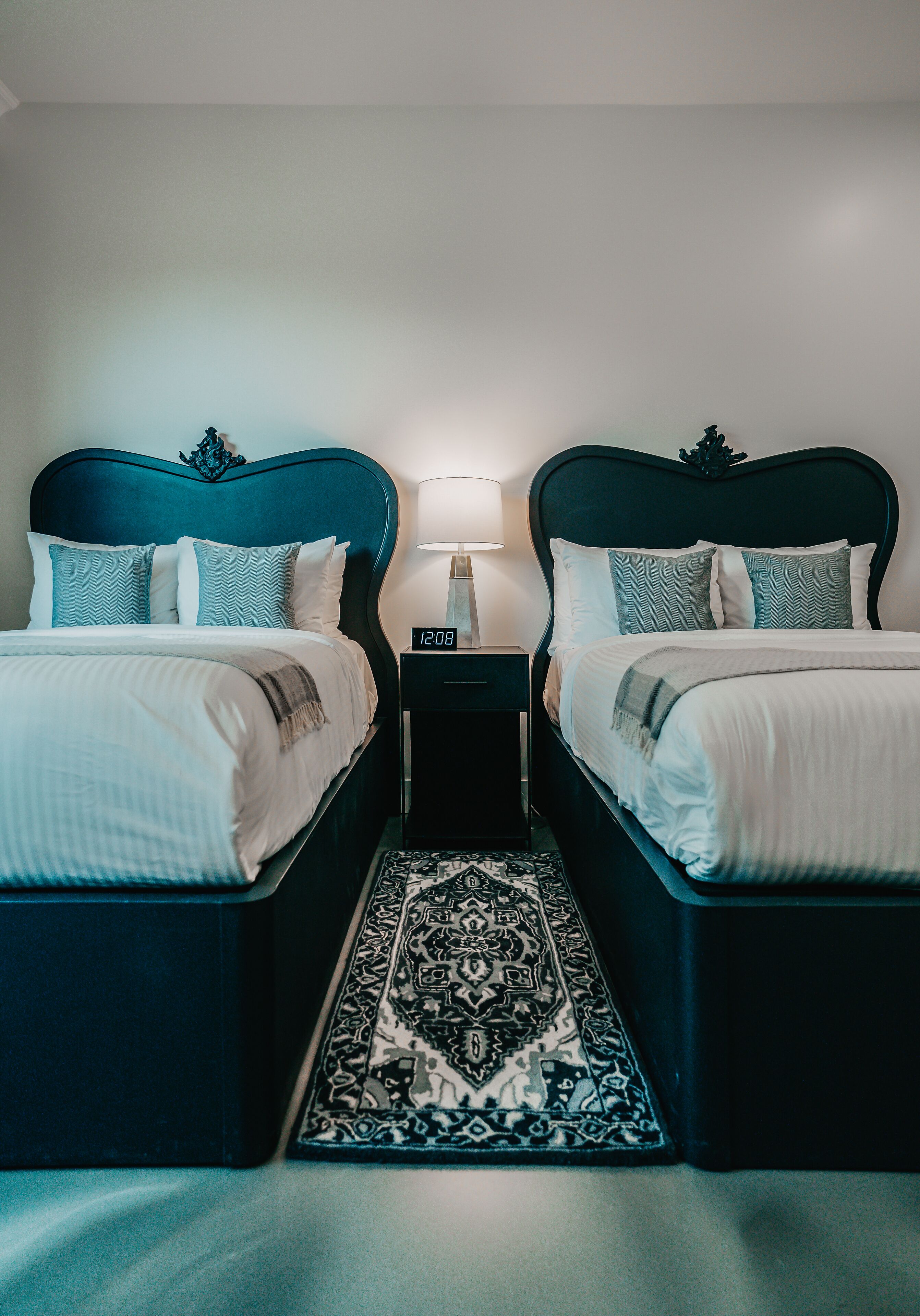 Comforts of Home on South Congress, 2 Full XL Beds w/ Pool, Gym, Sparkling Cafe!