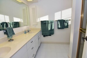 House (Par View) | Bathroom