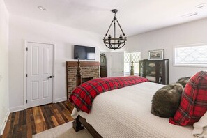 3 bedrooms, desk, iron/ironing board, free WiFi