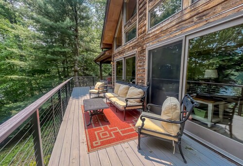 Pet friendly! Newly renovated w/ dock Slip, Fire Pit, Hot Tub + Kayaks!