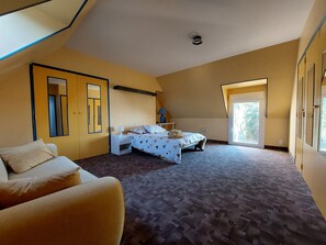 5 bedrooms, desk, iron/ironing board, free WiFi - Villa Excalibur for 10 people, Brocéliande center Brittany. (Carentoir)