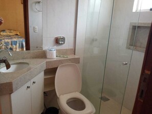 Regadera, jabón, papel de baño 