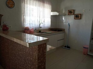 Geladeira, micro-ondas, cooktop, talheres/pratos/utensílios de cozinha