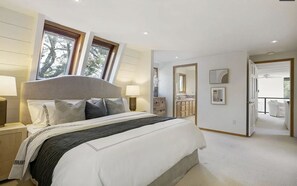 3 bedrooms, desk, iron/ironing board, free WiFi