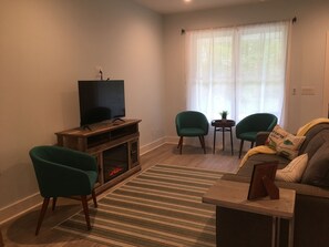 Smart TV, caminetto, libri